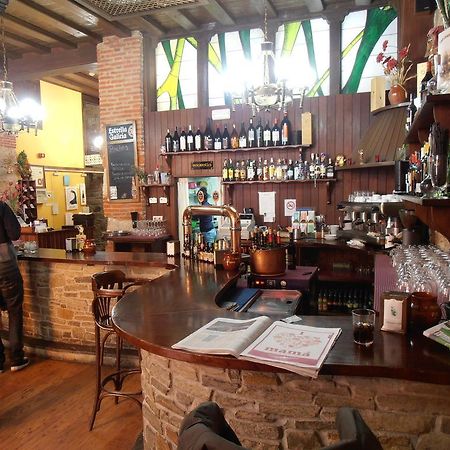 Hostal Virgen De La Encina Понферрада Экстерьер фото