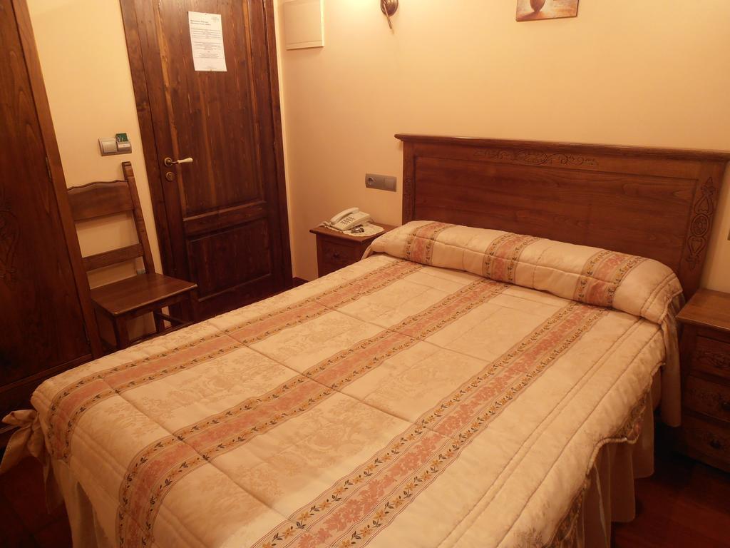 Hostal Virgen De La Encina Понферрада Номер фото
