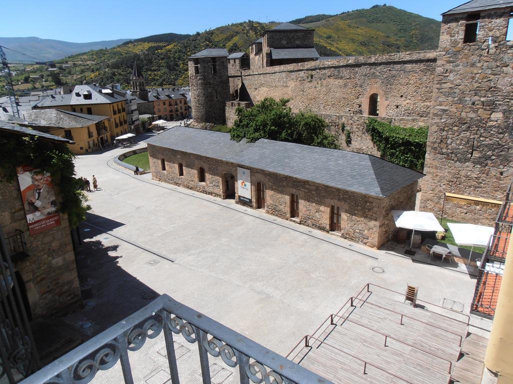 Hostal Virgen De La Encina Понферрада Номер фото