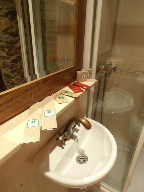 Hostal Virgen De La Encina Понферрада Номер фото