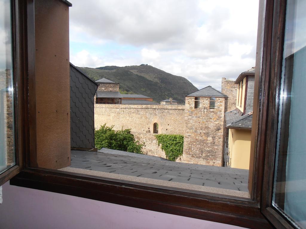 Hostal Virgen De La Encina Понферрада Номер фото