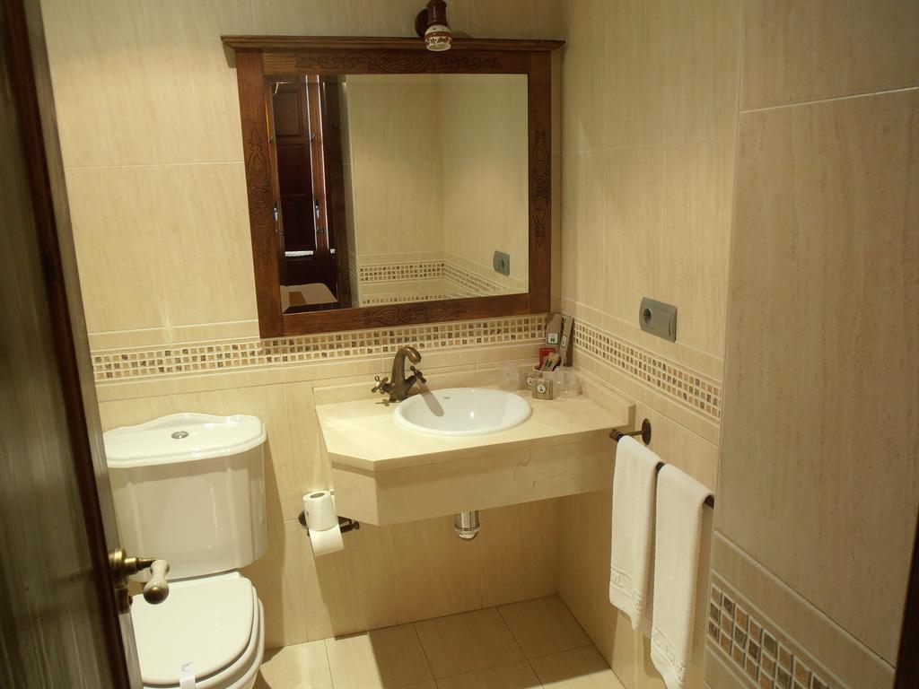 Hostal Virgen De La Encina Понферрада Номер фото