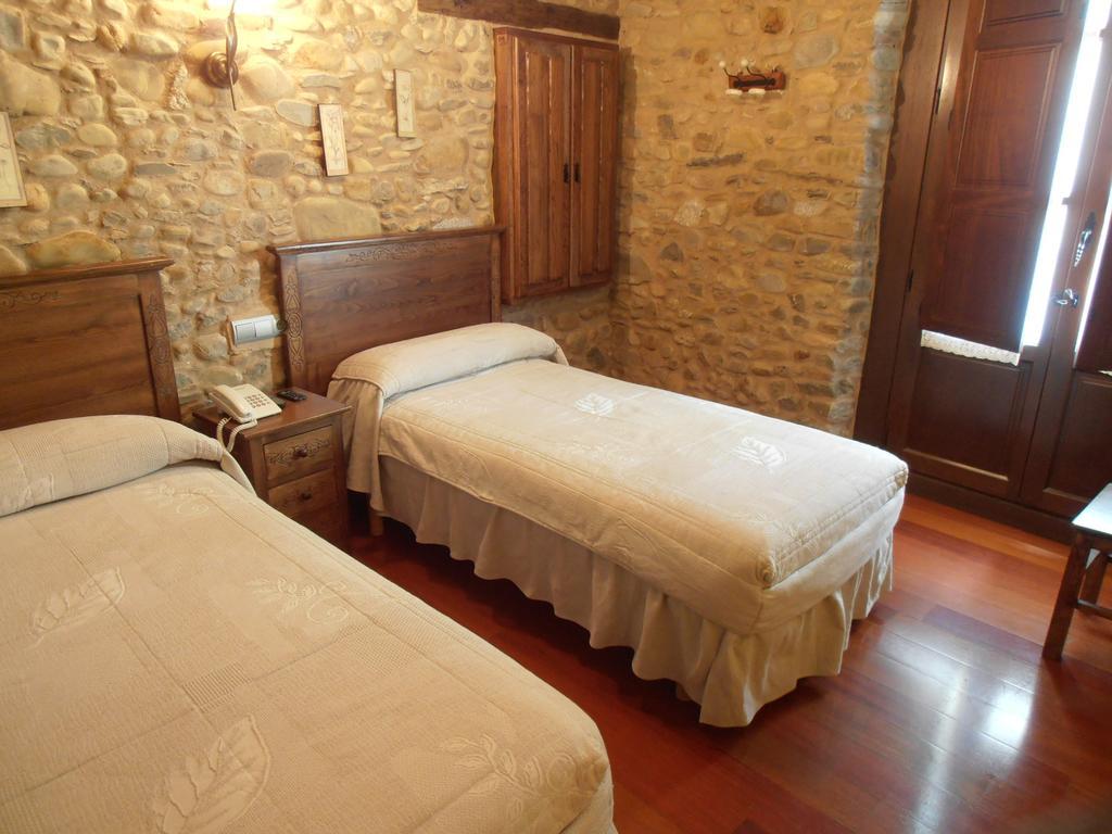 Hostal Virgen De La Encina Понферрада Номер фото