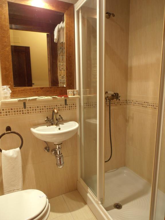 Hostal Virgen De La Encina Понферрада Номер фото