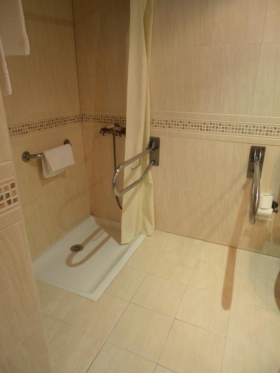 Hostal Virgen De La Encina Понферрада Номер фото
