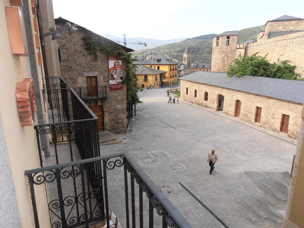 Hostal Virgen De La Encina Понферрада Номер фото