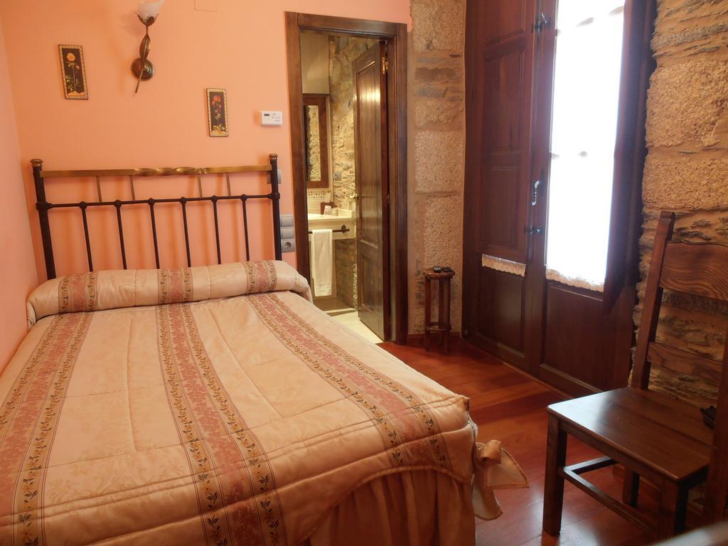 Hostal Virgen De La Encina Понферрада Номер фото