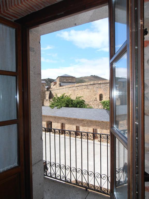 Hostal Virgen De La Encina Понферрада Номер фото