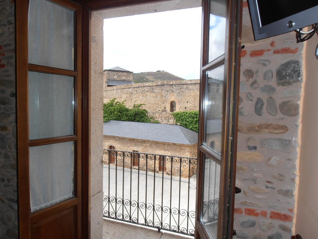 Hostal Virgen De La Encina Понферрада Номер фото
