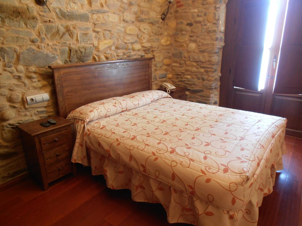 Hostal Virgen De La Encina Понферрада Номер фото
