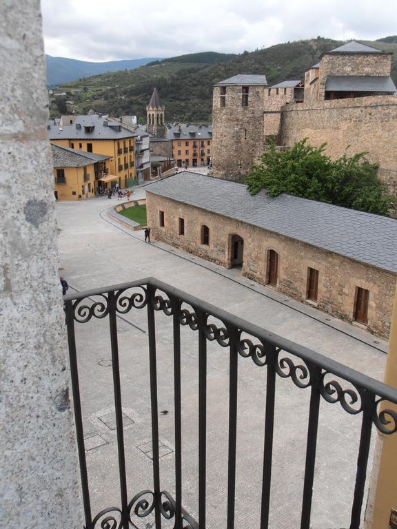 Hostal Virgen De La Encina Понферрада Номер фото