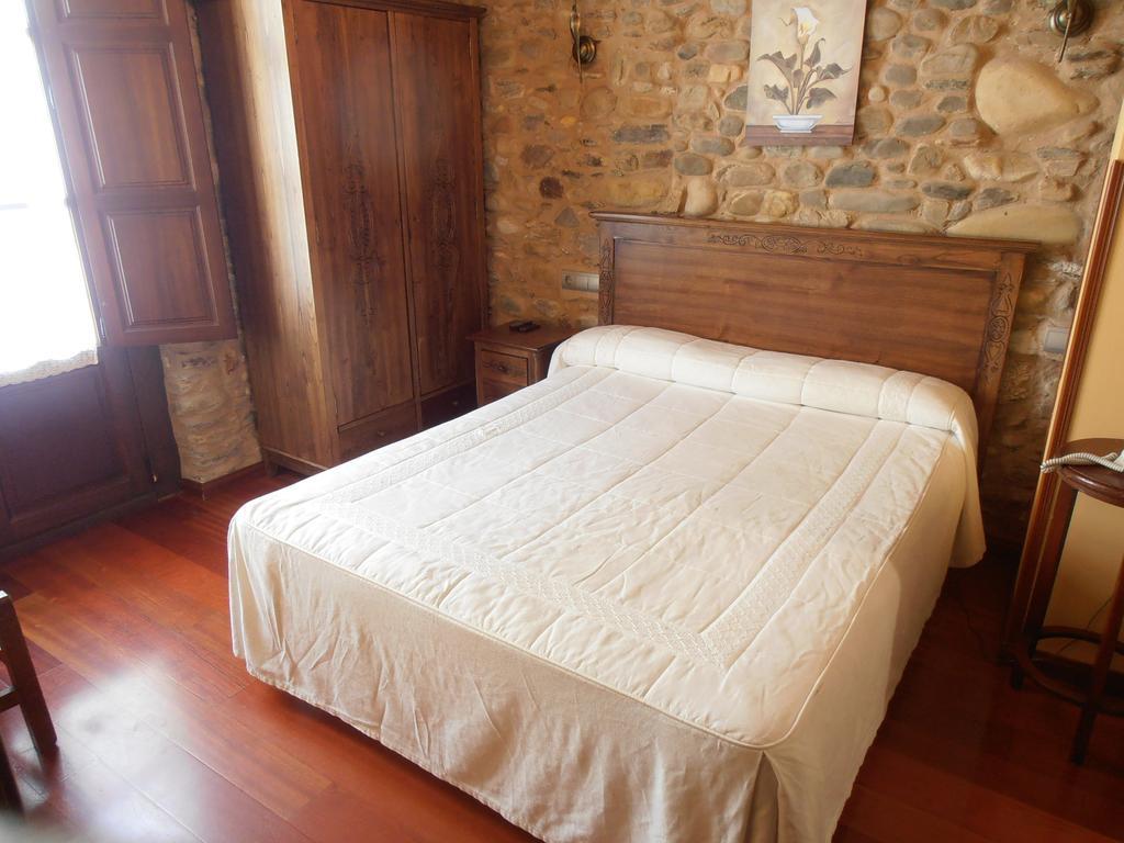 Hostal Virgen De La Encina Понферрада Номер фото
