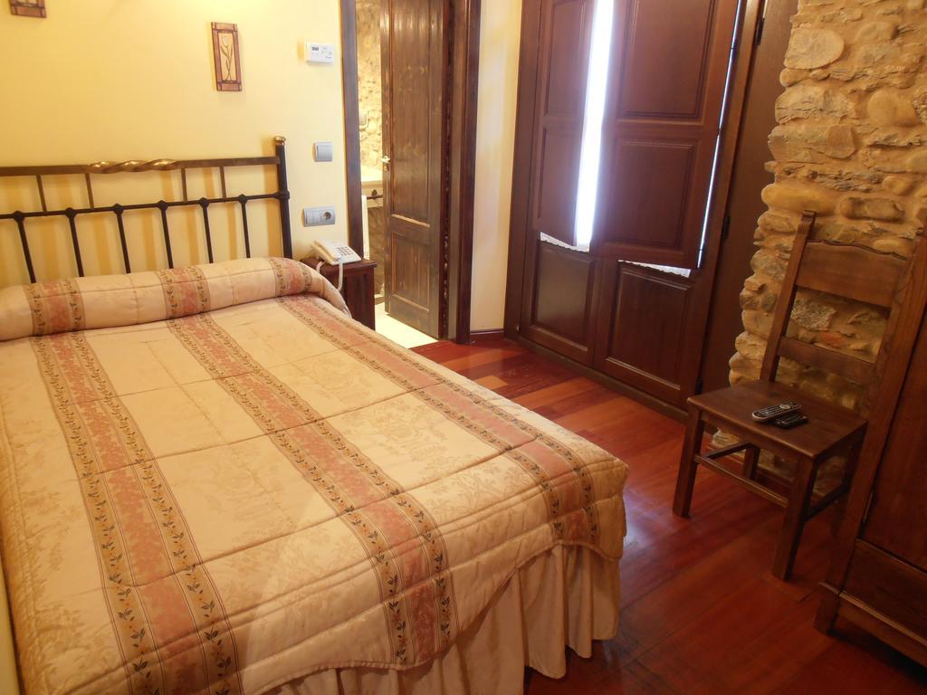 Hostal Virgen De La Encina Понферрада Номер фото