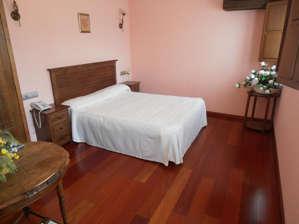 Hostal Virgen De La Encina Понферрада Номер фото